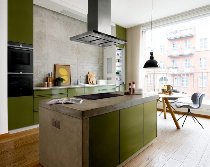Groene moderne keuken met kookeiland - keuken inspiratie