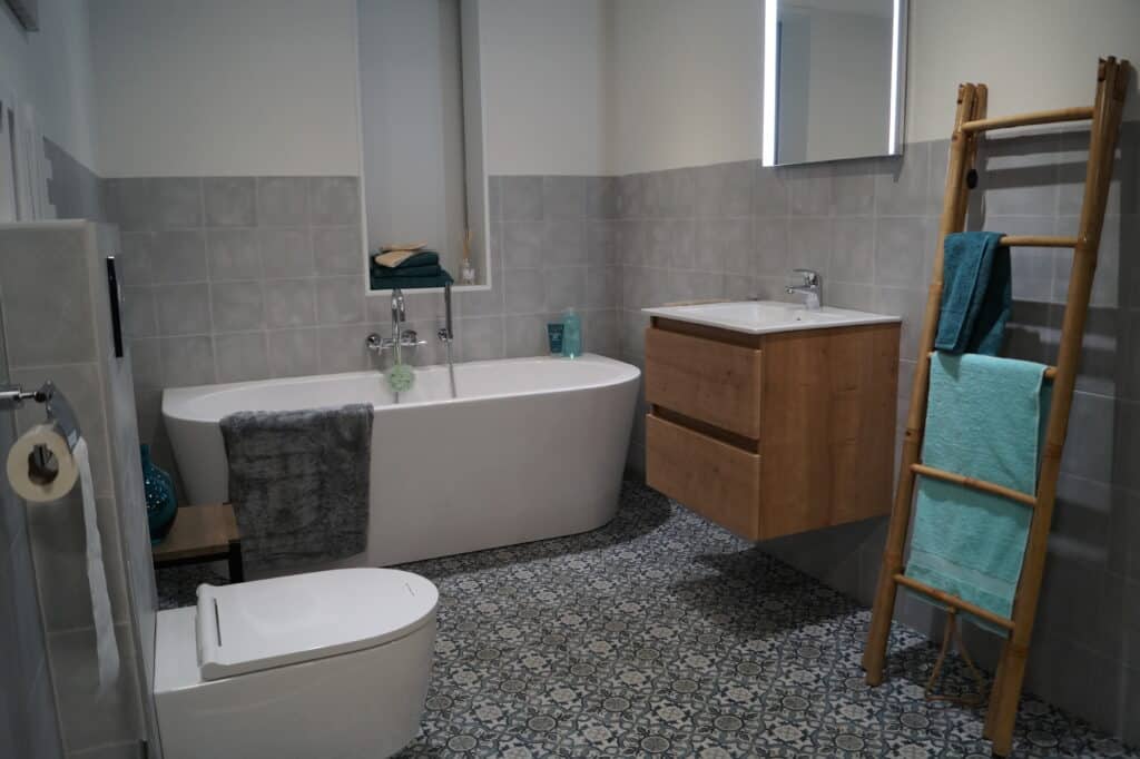 kleine badkamer met zwevende meubels - nelemans wooninspiratie